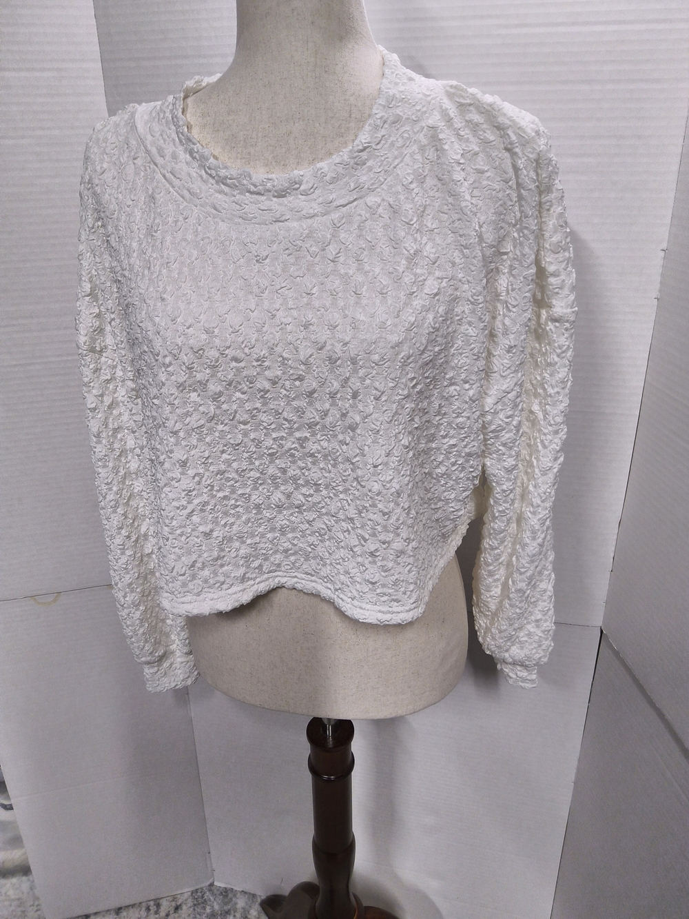 Size Large Aleeza Paris White Jiffy Pop Loose Long Sleeve Women's Crop Top